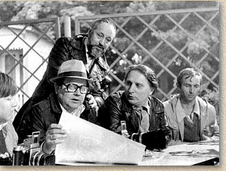 Na zdj�ciu od lewej siedz�: Stanis�aw Wymoczy�, Mieczys�aw Cybulski i Leonard Karpi�owski