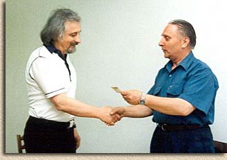 Prezes Fotoklubu RP Mieczysaw Cybulski AFRP zdfp wrcza mi legitymacj: Micha Kurc jest artyst fotografem (fotografikiem) czonkiem rzeczywistym Fotoklubu RP Stowarzyszenia Twrcw. Data przyjcia 15.04.1998. 