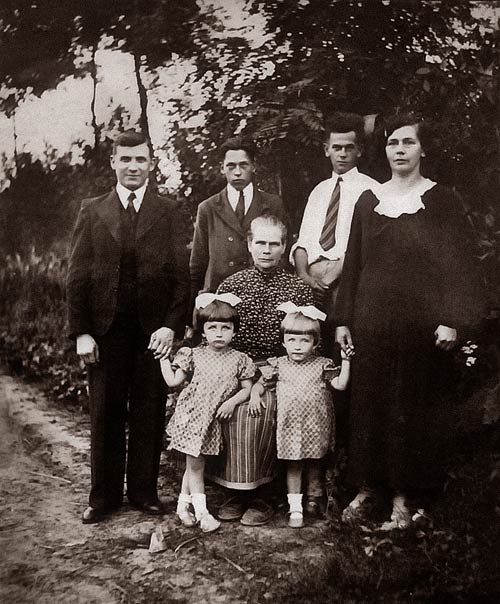 Julianna Strk z rodzin- po prawej jej stronie 3-letnia wnuczka Janina Czuba. Rok 1938.