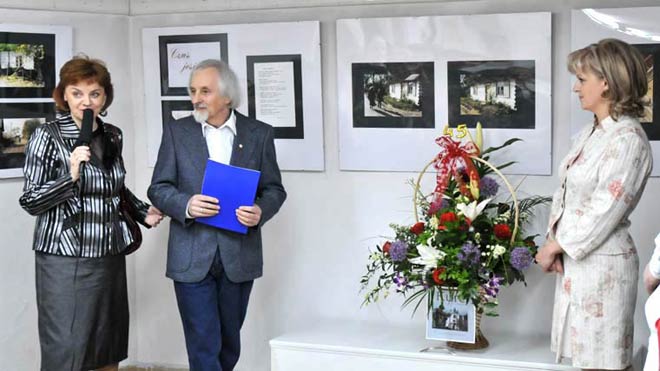 Pani Hanna Kietliska skada yczenia i gratulacje w imieniu starosty wgrowskiego pana Krzysztofa Fedorczyka. Fot. Rafa Kurc.
