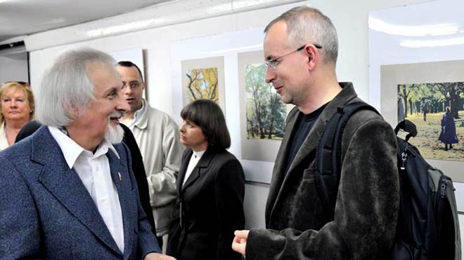 Wernisa jubileuszowej wystawy "cyfro.fotografika" - rozmawiam z panem Darkiem Kuziakiem dziennikarzem Tygodnika Siedleckiego. Fot. Rafa Kurc