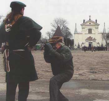 Micha Kurc przy pracy. 2 lutego 2008 r. podczas prby inscenizacji bitwy pod Wgrowem fotografuje detal umundurowania.        Fot. Dariusz Kuziak