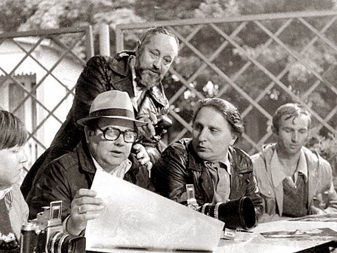 Na zdjęciu uczestnicy Pleneru Gródek'78. Od lewej siedzą: Stanisław Wymoczył LTF, Mieczysław Cybulski (ZPAF, Warszawski Ośrodek Kultury, obecnie Prezes Fotoklubu RP) i Leonard Karpiłowski Grupa "Fakt". Fot. Michał Kurc